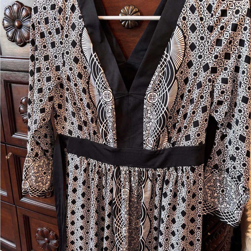 ECI Monochrome Geometric Dress - Picture 5 of 5